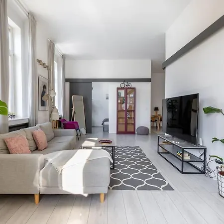 Quaint And Cozy 2-br In The Center *