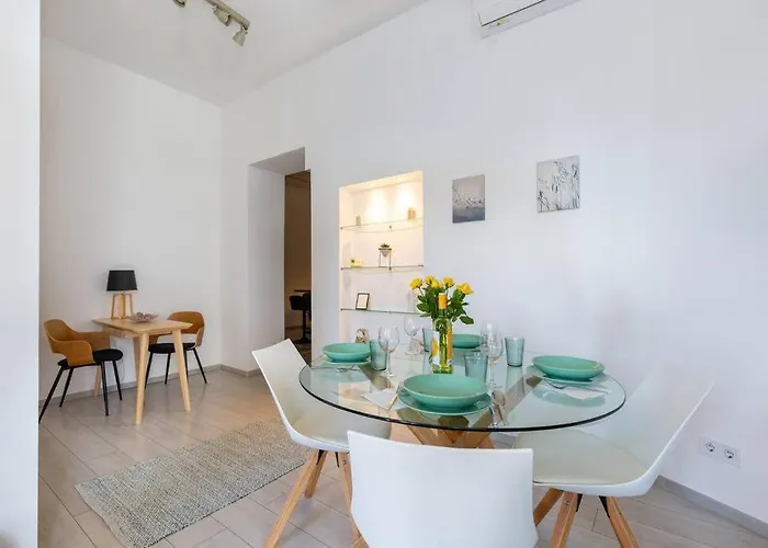 Quaint And Cozy 2-br In The Center